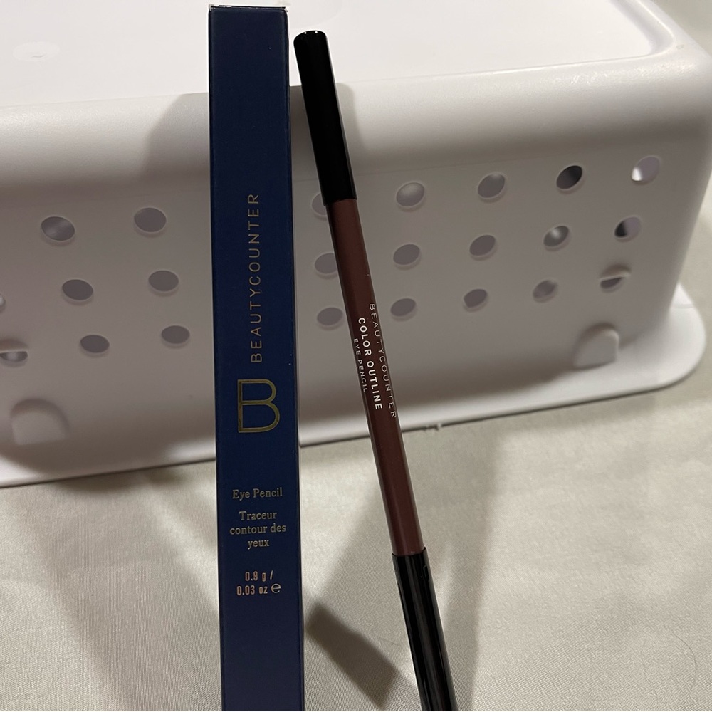 BRAND NEW BeautyCounter COLOR OUTLINE EYE PENCIL in Violet